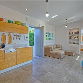 5 bedroom luxury villa with infinity pool, sea views and tennis court near Chania, sleeps 10